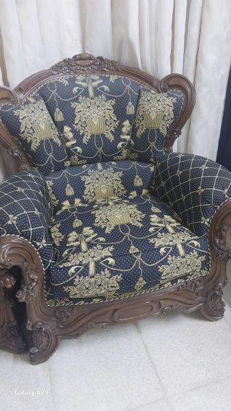 طقم ضيوف حفر مصري نضافه ثلاثيه واربع مفارد مع طقم طاولات