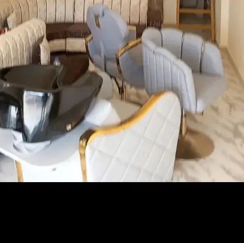 كرسي مكياج اخو الجديد وكرسي شعر اخوي الجديد ومغسلة شعرمع خلاط جديدة غير مستعملة ب ٤ مليون بس .