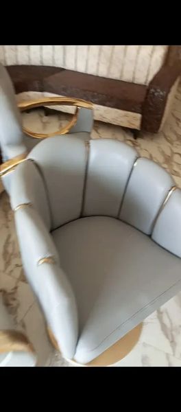كرسي مكياج اخو الجديد وكرسي شعر اخوي الجديد ومغسلة شعرمع خلاط جديدة غير مستعملة ب ٤ مليون بس .