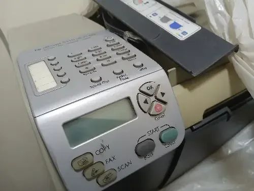 طابعة صغيرة بدها حبر بس وناسخة وسكنر