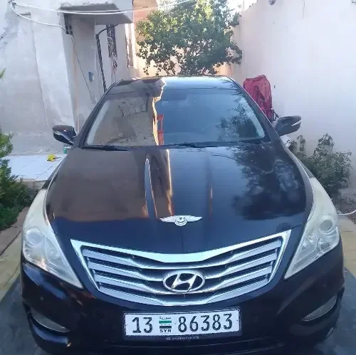 سيارة ازيرا خالية برا جوا