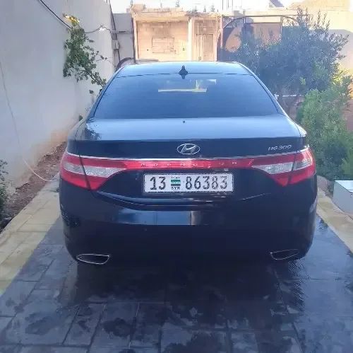 سيارة ازيرا خالية برا جوا