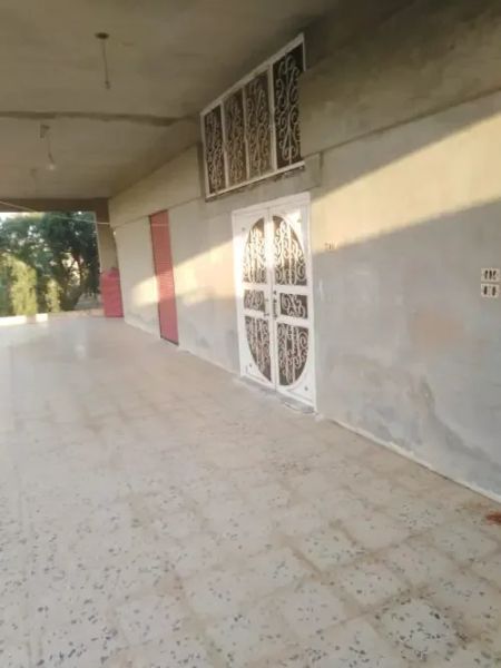 بيت 400 متر عمار مع دونم ارض مع ٣ غرف عضم خلف المنزل اكساء ممتاز مع الفرش ...... ريف حمص