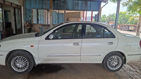 نيسان صني ياباني 2005
