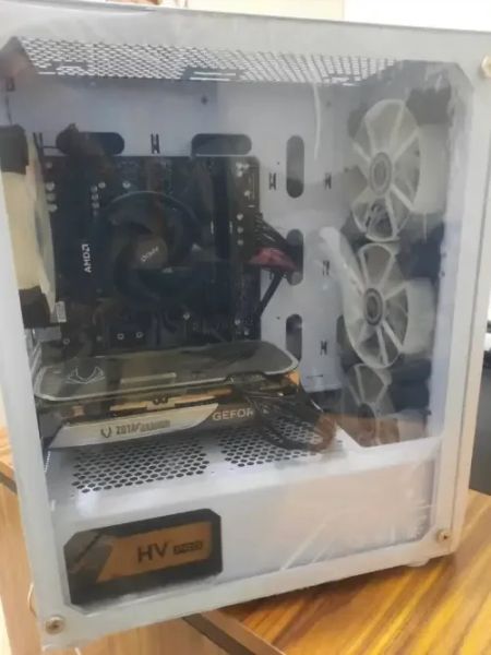 كمبيوتر workstation/gaming مستخدم لشهر واحد