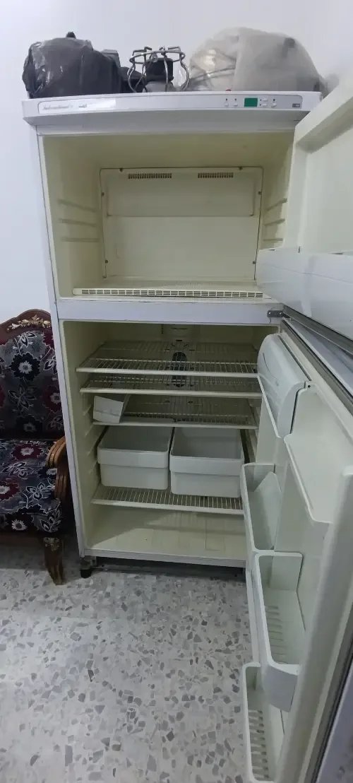 للبيع براد ماركة HI LIFE، بابين (فريزر علوي وثلاجة سفلية). — الحالة: مستعمل، نظيف جداً من الداخل