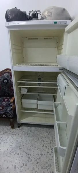 للبيع براد ماركة HI LIFE، بابين (فريزر علوي وثلاجة سفلية). — الحالة: مستعمل، نظيف جداً من الداخل