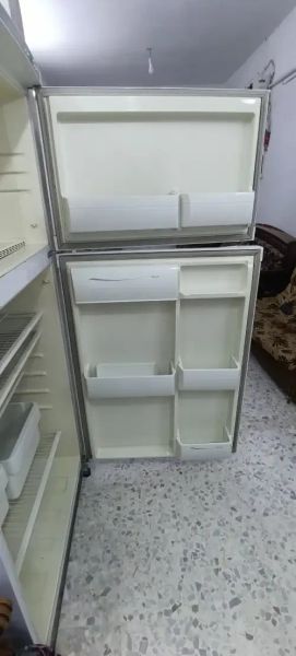 للبيع براد ماركة HI LIFE، بابين (فريزر علوي وثلاجة سفلية). — الحالة: مستعمل، نظيف جداً من الداخل