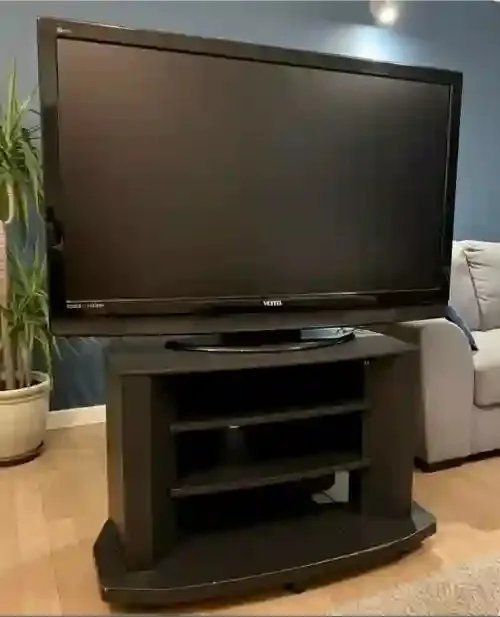 للبيع: شاشة VESTEL مقاس 42 مع الطاولة والريسيفر