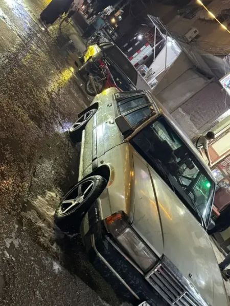 نضيفه خاليه من الداخل وزنار من الخارج دواليب نص عمرون