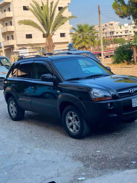 هونداي توسان2009خالية جوا وسقف فيها قطعة من برا