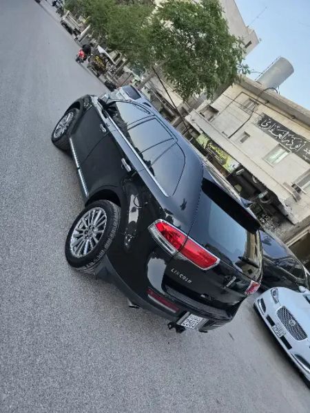 سيارة للاجار اليومي لينكولن ماكس من شركة فورد الأمريكية