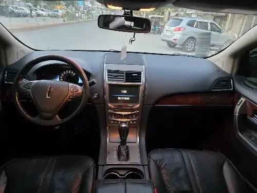 سيارة للاجار اليومي لينكولن ماكس من شركة فورد الأمريكية