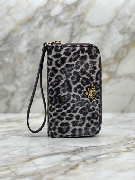 جزدان الفخم عنا وبس👝