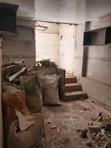 شقة للبيع في ريف دمشق — • الموقع: زملكا خلف مسجد الشهداء — • الحالة: معفش دون تكسير
