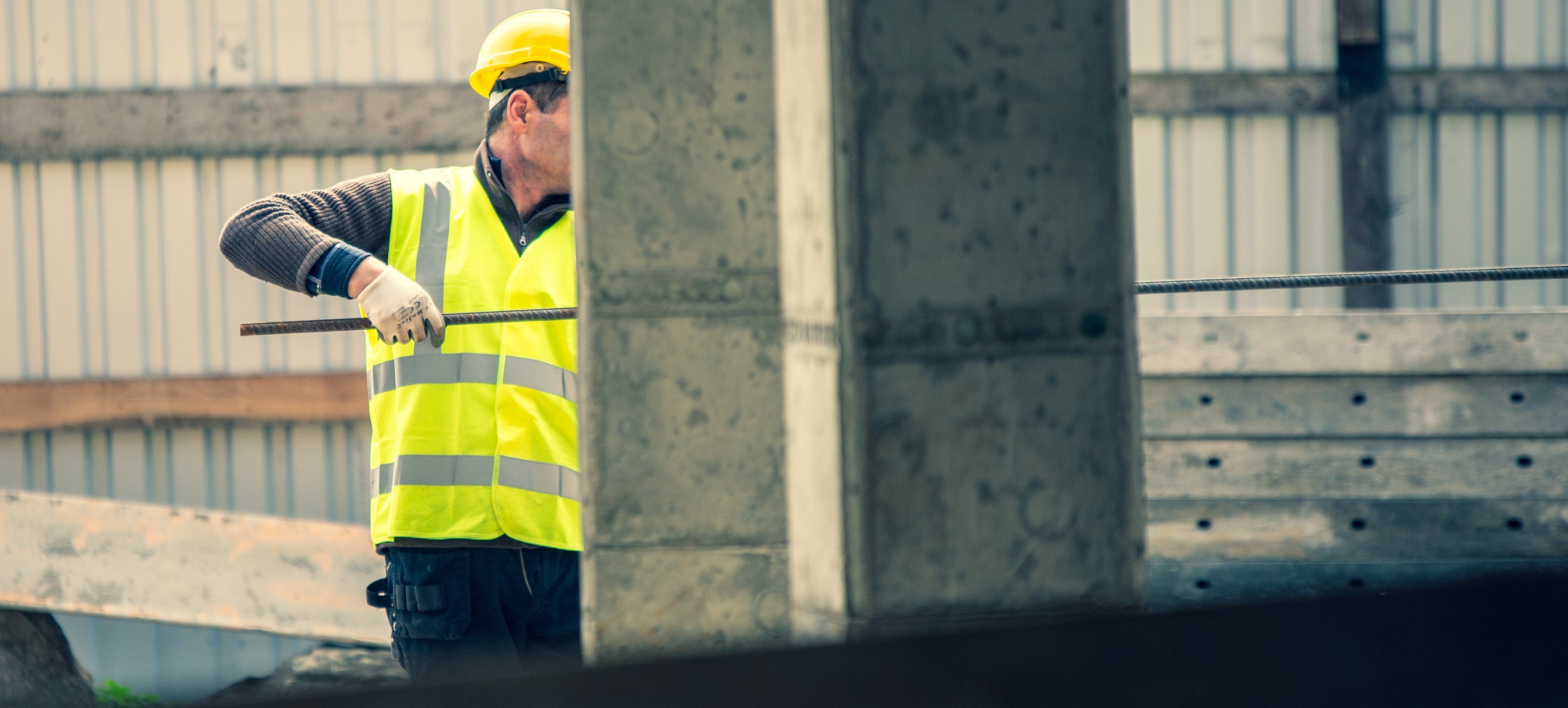 Motivierte Handwerker auf einer Baustelle