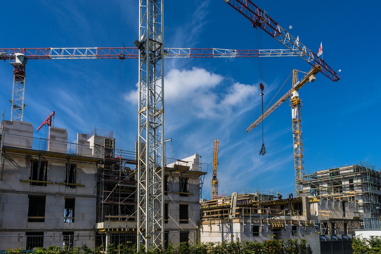 Zwei Handwerker besprechen einen Bauplan auf der Baustelle