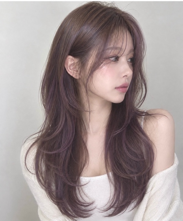 데일리로도 부담 없이 즐기기 좋은 컬러 
브라운에 은은하게 스며든 퍼플 한 방울 
