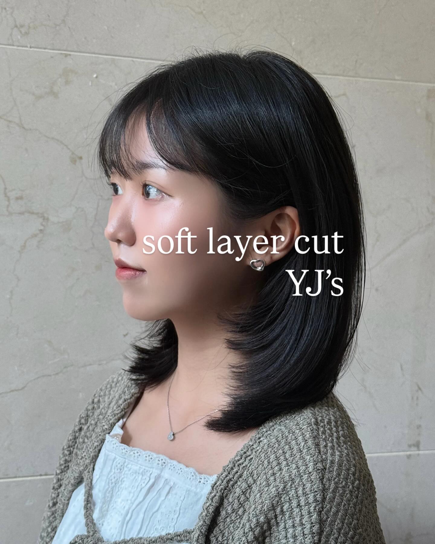 🌱Soft layered cut + natural C-curl finish🌱

A light and soft silhouette that frames the face gently —
perfect for those who want a fresh look without heavy styling.

This length is great for:
✔️ Natural volume without perm
✔️ Soft face contouring
✔️ Easy daily care

If you’re looking for a style that feels feminine, soft,
and effortless, this one might be the right choice for you 🤍