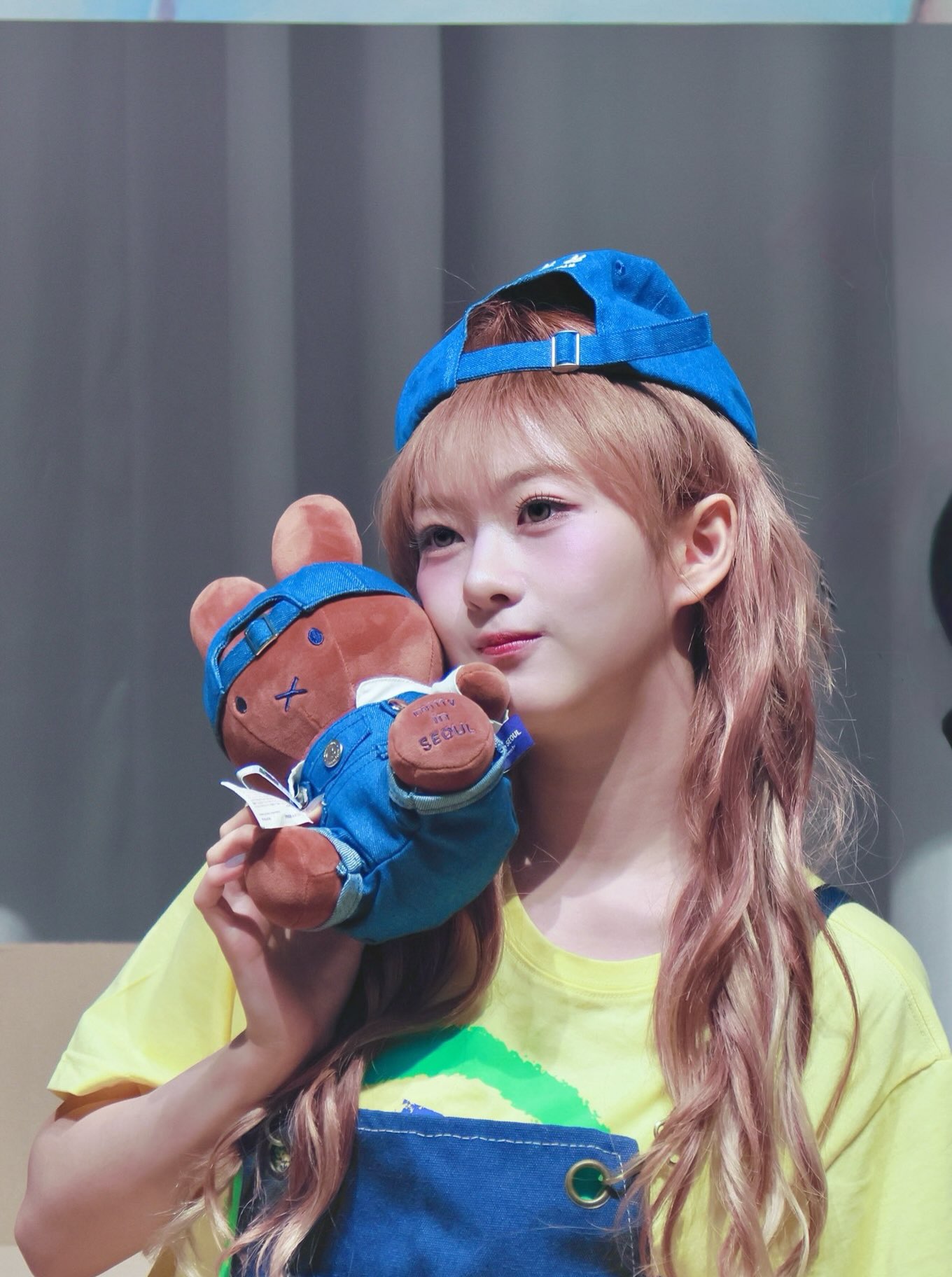 Pink twin-tails, cute stage styling