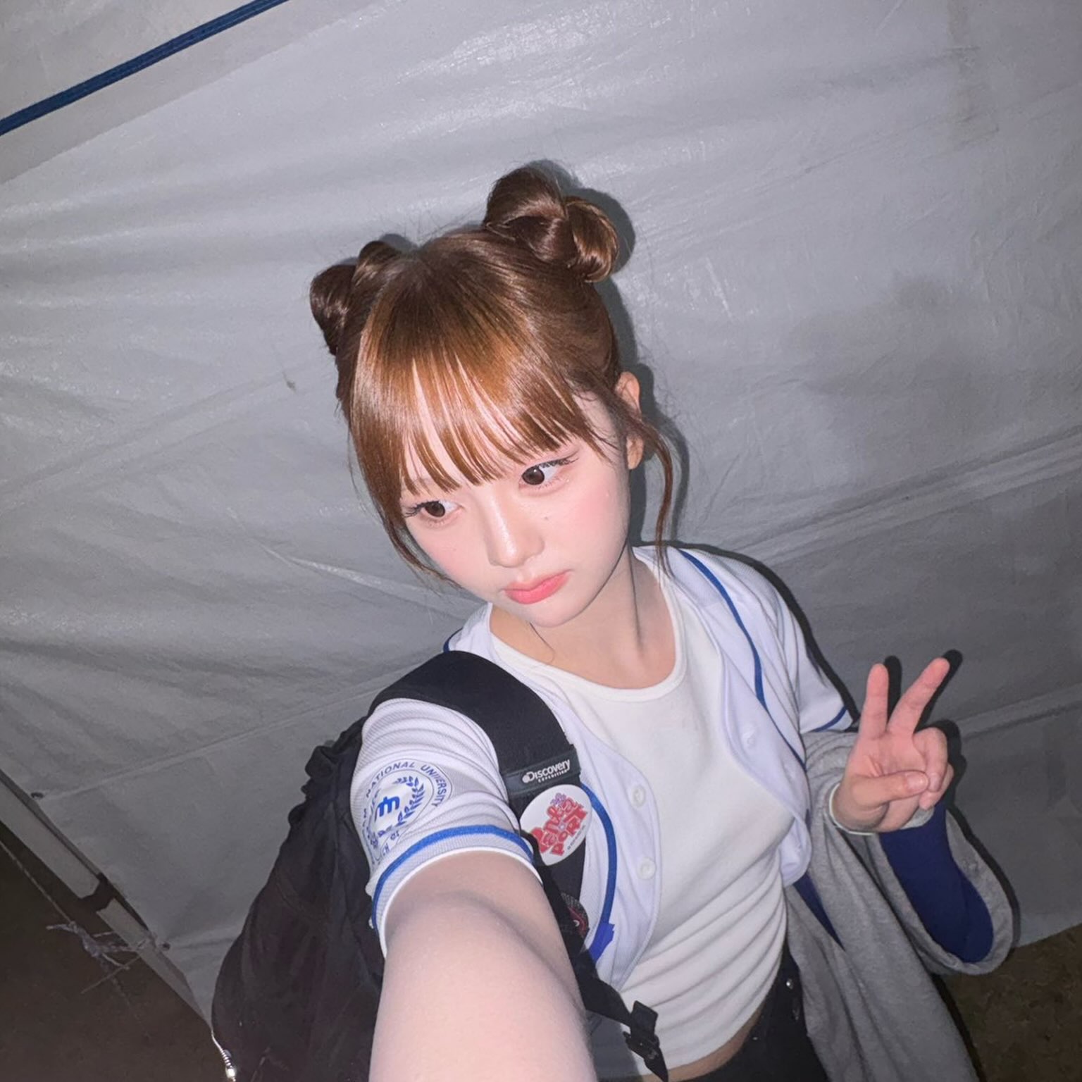 Space buns, playful stage styling