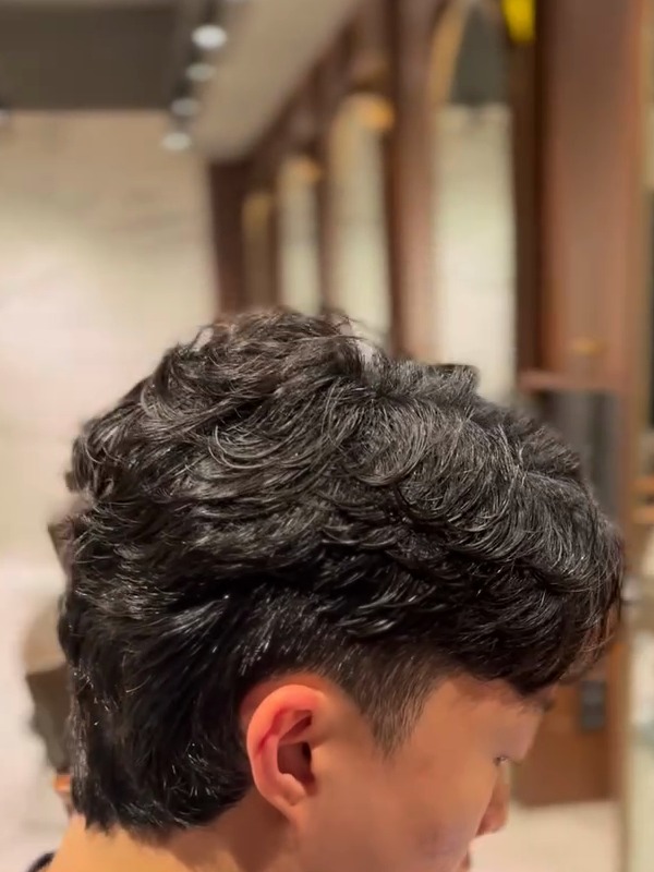 Korean Men's Wave Perm

Loose, defined waves throughout for volume and texture, with a tidy taper around the ears. A softer, fuller Korean men's look.
