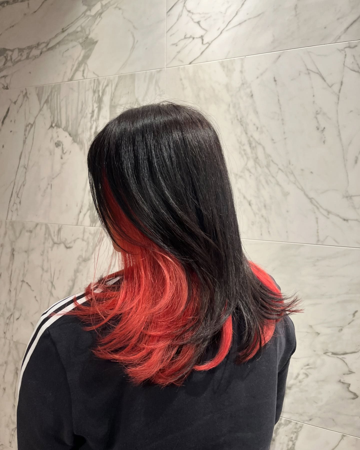 Red Secret Color

Jet black on top with vivid red hidden underneath. It shows when the hair moves or is tucked behind the ear: bold, but easy to wear day to day.