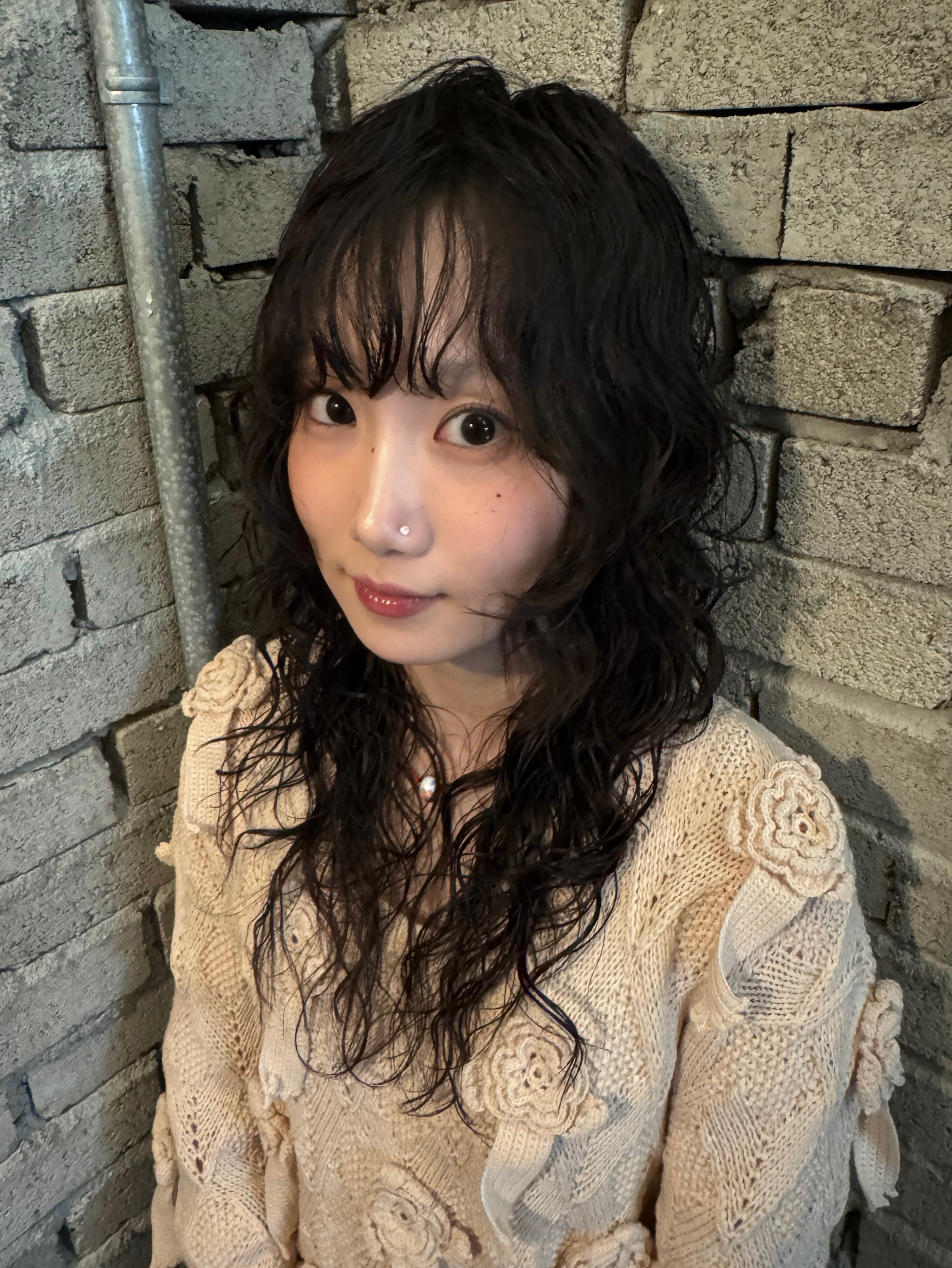 빈티지펌

정돈된 컬보다 자연스러운 컬이 매력적인 펌이에요. 감고 컬크림만 바른 뒤 두피만 털어 말리면 완성이에요.