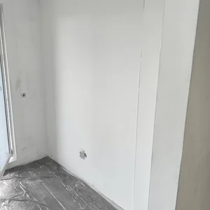 Полагане на грунд преди боядисване по стени