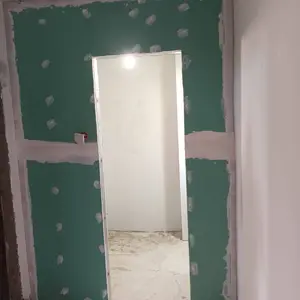 Тоалетна пакетна цена - Полагане на дълбокопроникващ грунд по стени и таван; Полагане на мазилка и изправяне на стени; Полагане на грунд-бетонконтакт по под; Полагане на замазка и задаване на наклон на под; Полагане на хидроизолация, включително на хидроизолационни ленти по ъгли; Монтаж гранитогрес на пода, вкл. фугиране; Монтаж на гранитогрес по стени, вкл. фугиране;