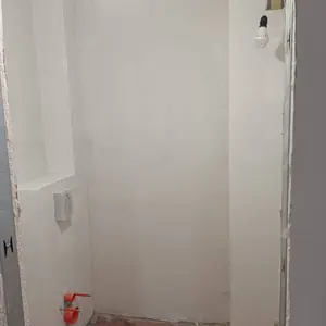 Тоалетна пакетна цена - Полагане на дълбокопроникващ грунд по стени и таван; Полагане на мазилка и изправяне на стени; Полагане на грунд-бетонконтакт по под; Полагане на замазка и задаване на наклон на под; Полагане на хидроизолация, включително на хидроизолационни ленти по ъгли; Монтаж гранитогрес на пода, вкл. фугиране; Монтаж на гранитогрес по стени, вкл. фугиране;