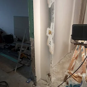 Полагане на дълбокопроникващ грунд по стени