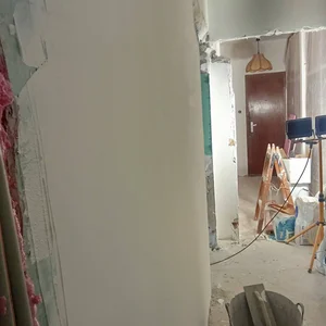 Полагане на дълбокопроникващ грунд по стени
