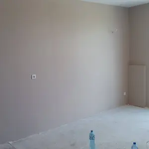 Полагане на грунд преди полагане на фина шпакловка (шийтрок) по стени