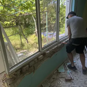 Къртене, чистене и извозване на строителни отпадъци.