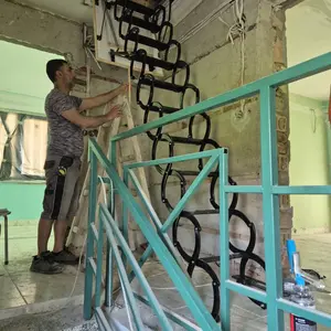 Полагане на дълбокопроникващ грунд по стени