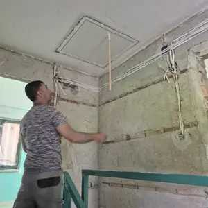 Полагане на дълбокопроникващ грунд по стени