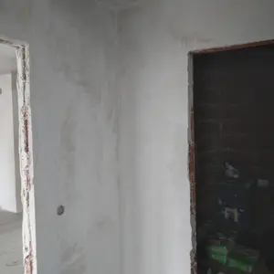 [S02484] - Левски зона Г - Кирил - Полагане на грунд преди полагане на фина шпакловка (шийтрок) по стени - Коридор