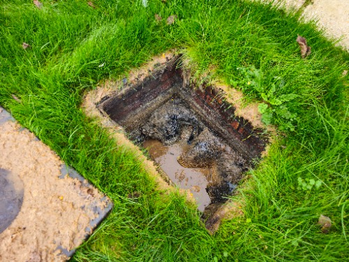 Shared drain accessed between neighbouring properties during blockage clearance works in Romsey (SO51).
