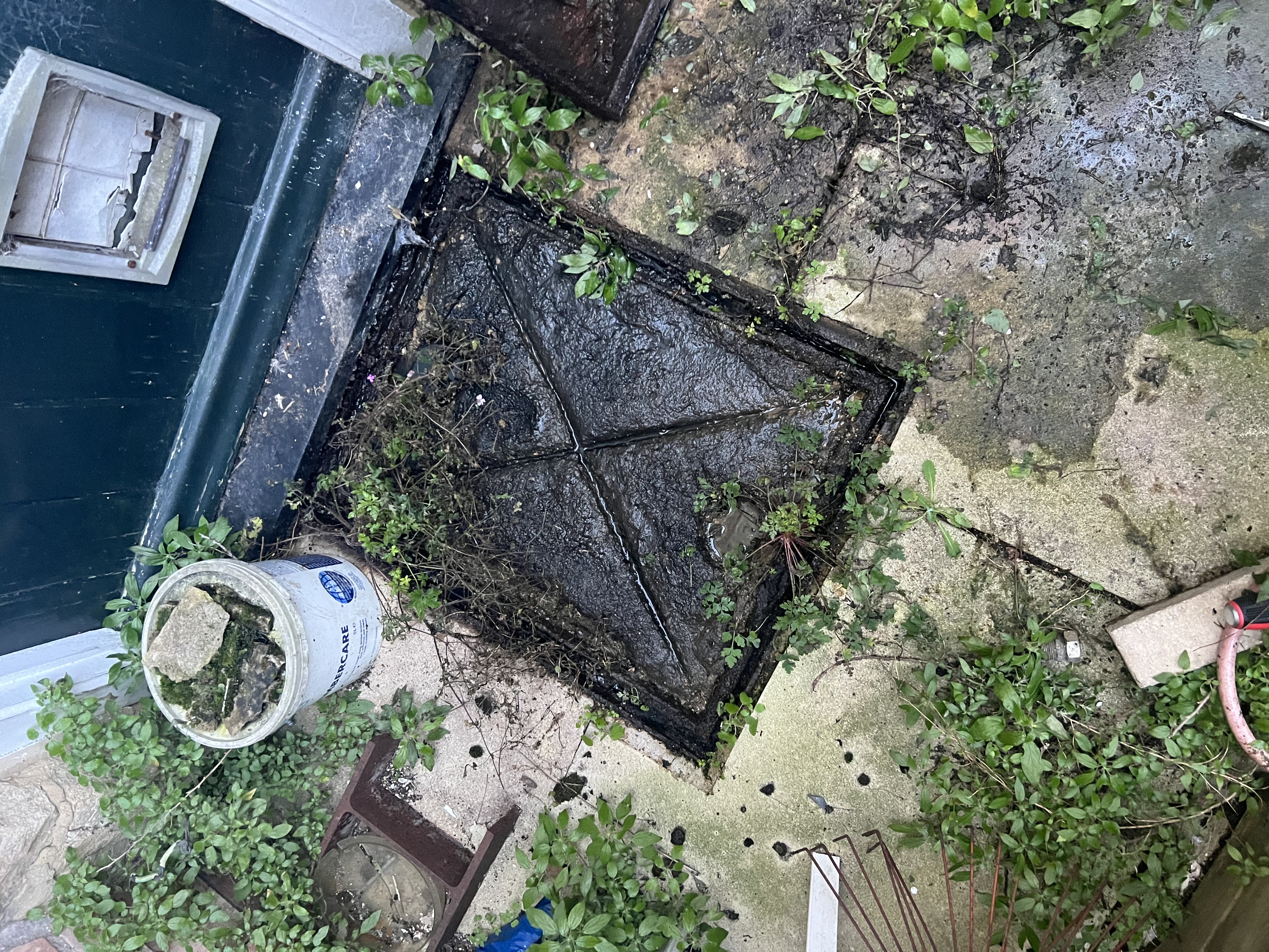 Blocked manhole cleared in Witney (OX28) with free-flow restored.