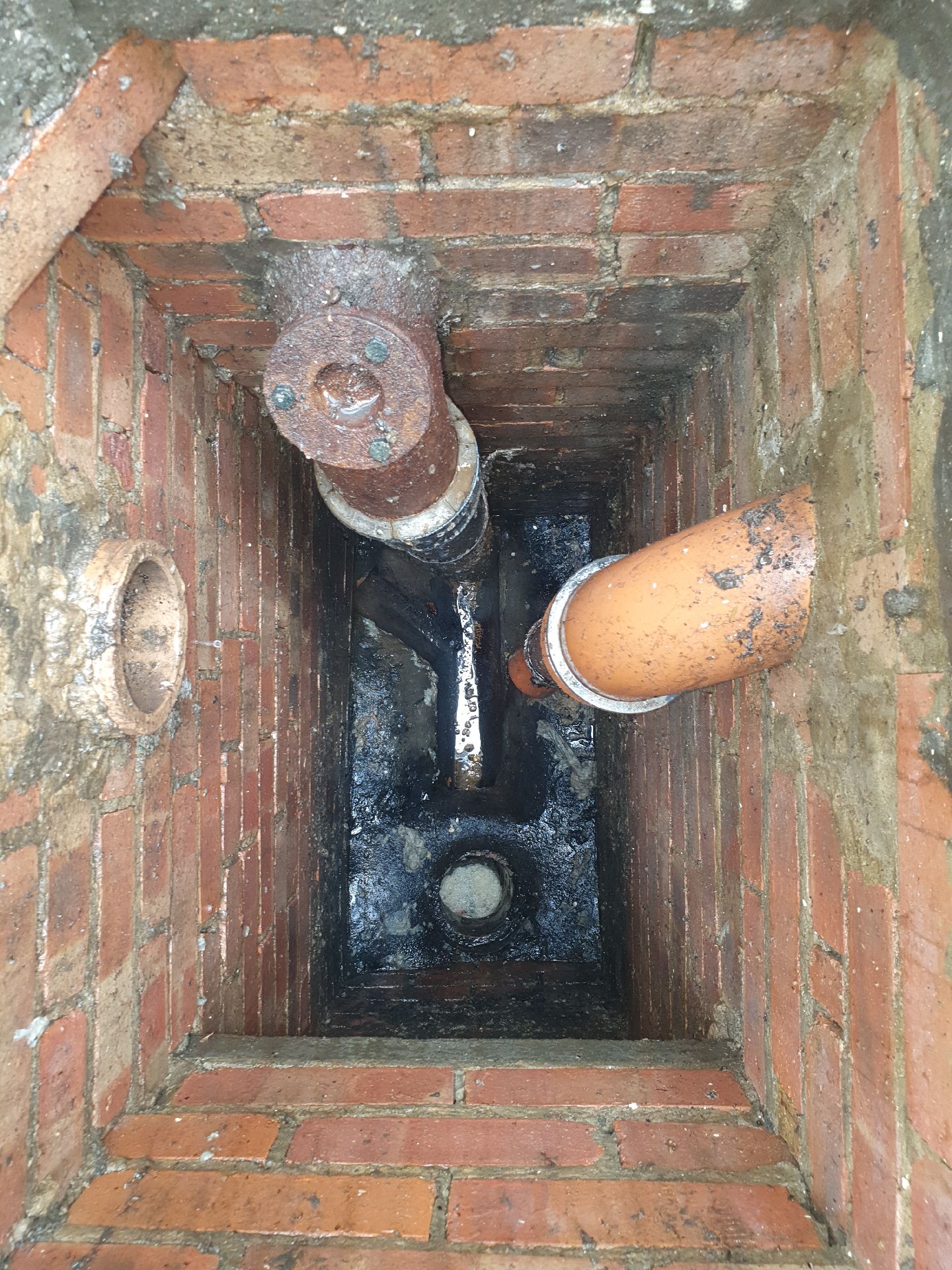 Blocked manhole cleared and flow restored at a Croydon CR0 property.