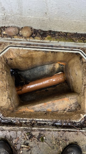Blocked manhole cleared in Hastings where cracks were identified within the drainage pipework.