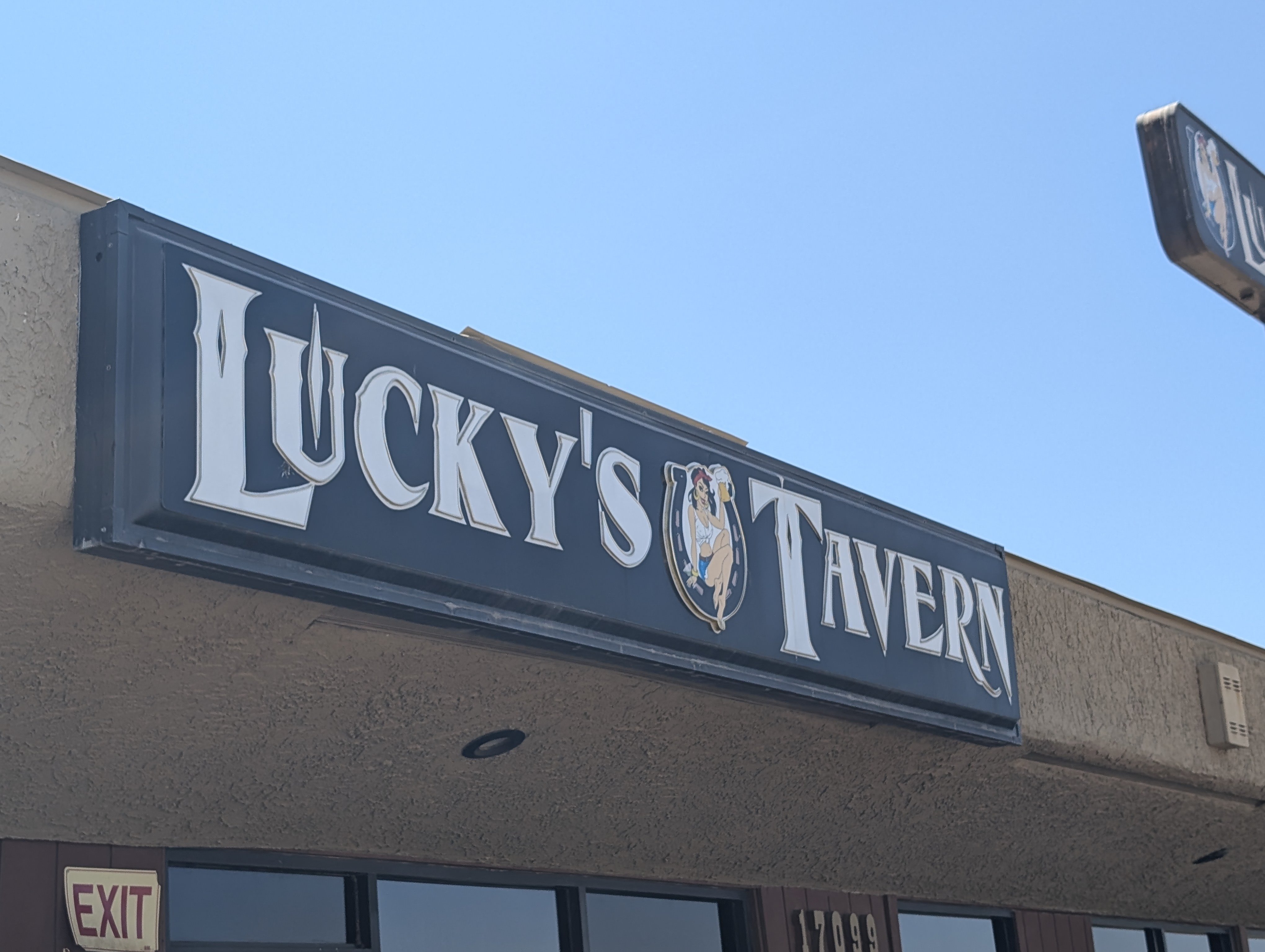 Lucky's Tavern logo