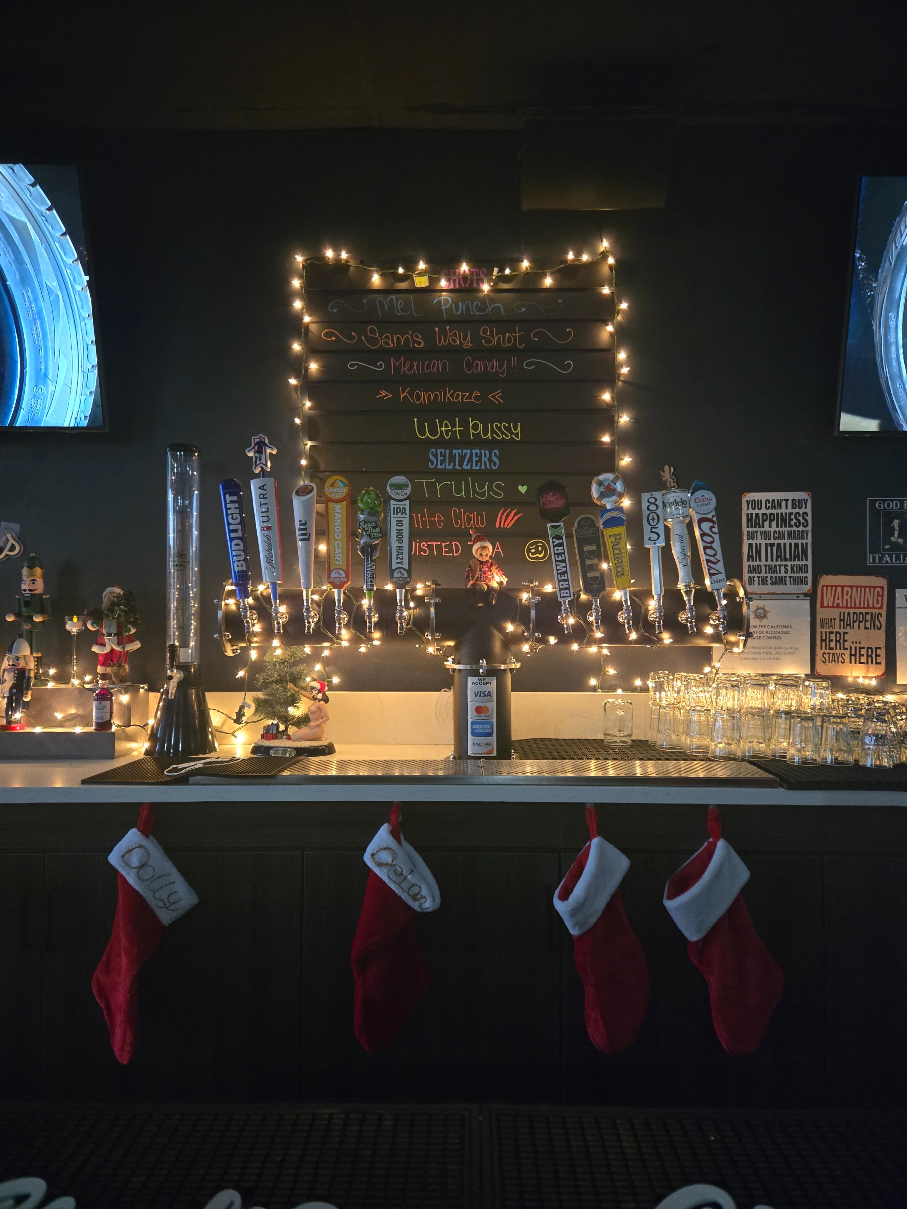 Dollies Bar & Grille