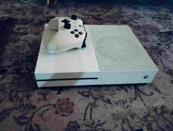 XBOX ONE S 1T نەکراوە دومانگ بەکار هاتوە دەسکی نەک