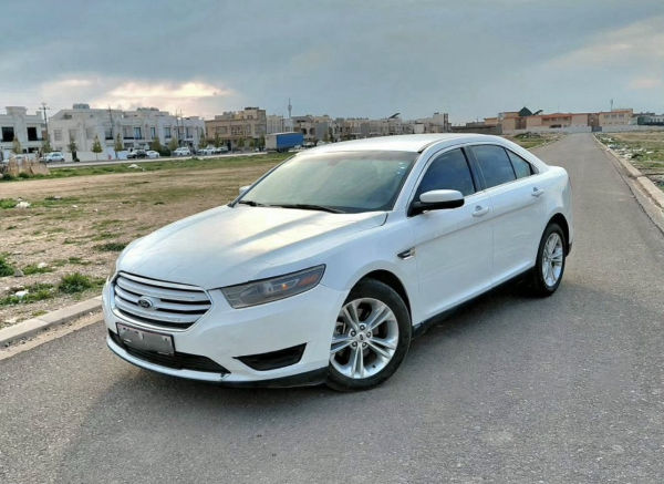 Ford taurus 2017 se