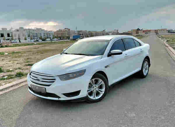 Ford taurus 2017 se