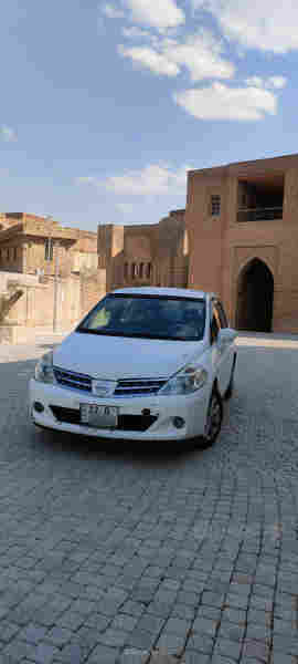 Nissan tida 2009