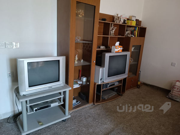 معرض و دوو تەلەفزیۆنی کۆن لەگەڵ مێزێکی تەلەفزیۆن  - 3