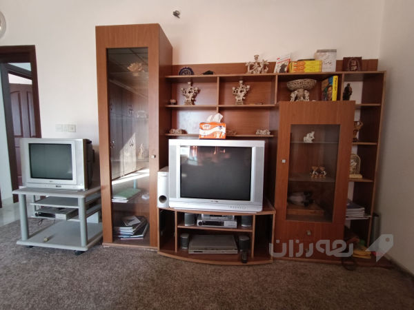 معرض و دوو تەلەفزیۆنی کۆن لەگەڵ مێزێکی تەلەفزیۆن 